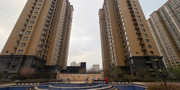 全国前10大配资平台 呼和浩特昕泰大观65户业主购房十年办不了房本